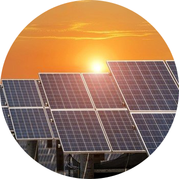 Painéis solares com por do sol