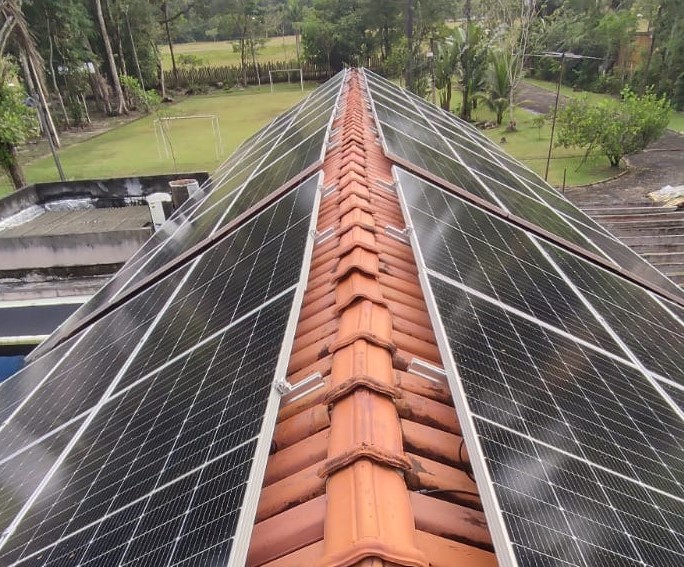Telhado com painéis solares